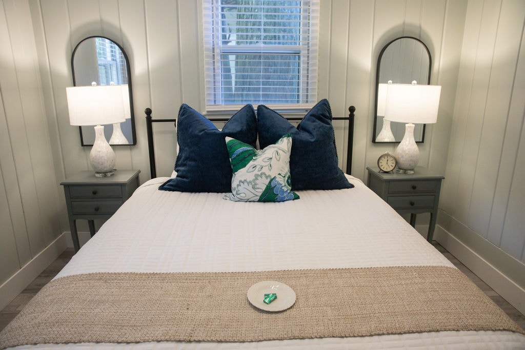 Спална соба бр. 1 со брачен кревет (широк 150-179 см) и простор во плакарот