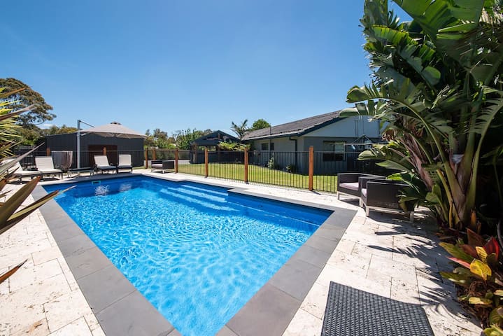 Waterfall Gully Retreat with Gas heated Pool