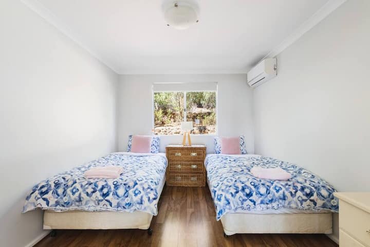 楼下卧室配有两张加大单人床