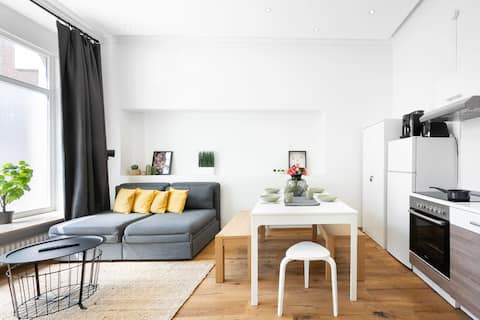 Top performing Airbnb: Oktoberfest Oasis for up to 12 in Am Alten Südlichen Friedhof