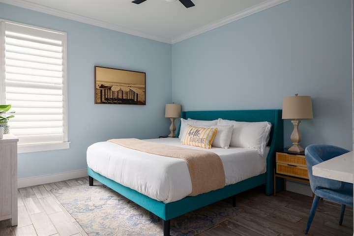 Quarto de hóspedes com cama king e um ambiente calmo e relaxante.