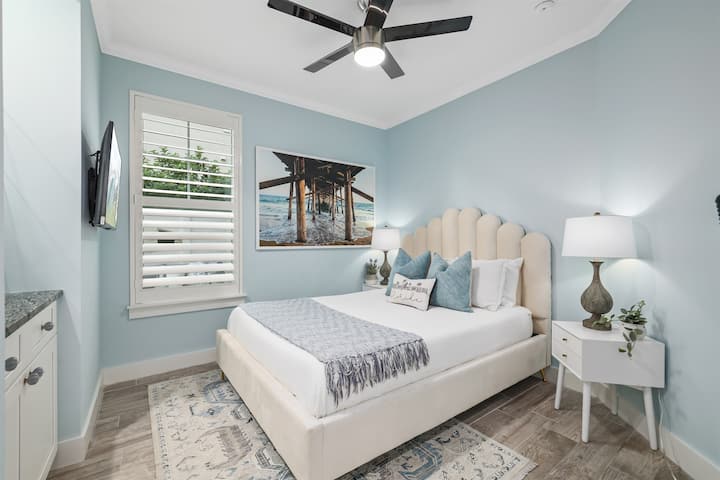 Quarto de hóspedes no primeiro andar com cama queen size e um layout luminoso e confortável.