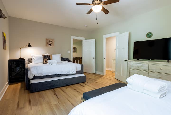 חדר אורחים מס '4 עם מיטה מלאה + Trundle וטלוויזיה חכמה