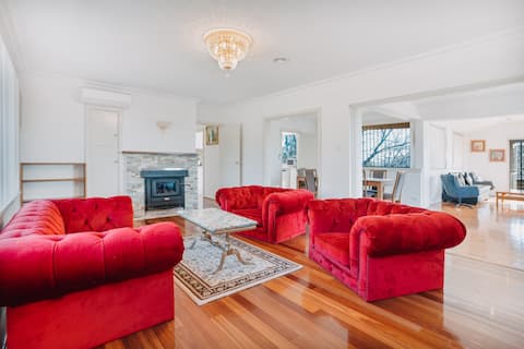 Restful Canberra Retreat in Spacious Terrace Home