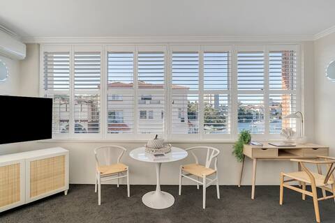 Bay Court II -Spacious Studio next to Hayes Beach