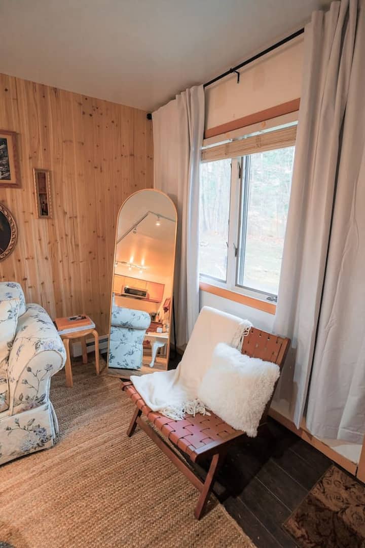 Acogedor rincón de tus sueños, con libros locales y espejo de cuerpo entero. 