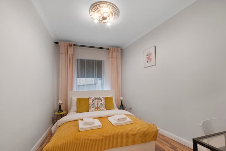 Old Street Hub · Easy Check-in · Well Equipped - London