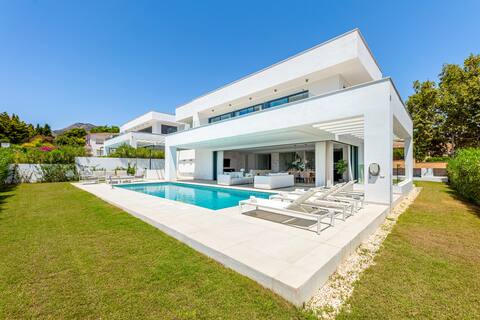 Luxury and modern villa in Puerto Marina