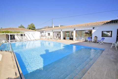 Magnificient Rural Home With Pool and BBQ.