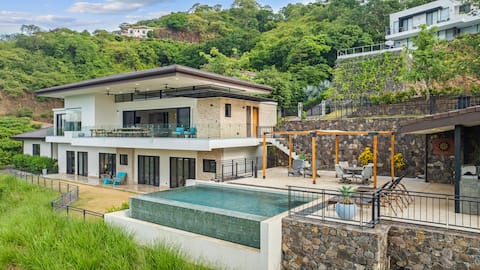 Oceanview Getaway: Expansive Villa + Club Access