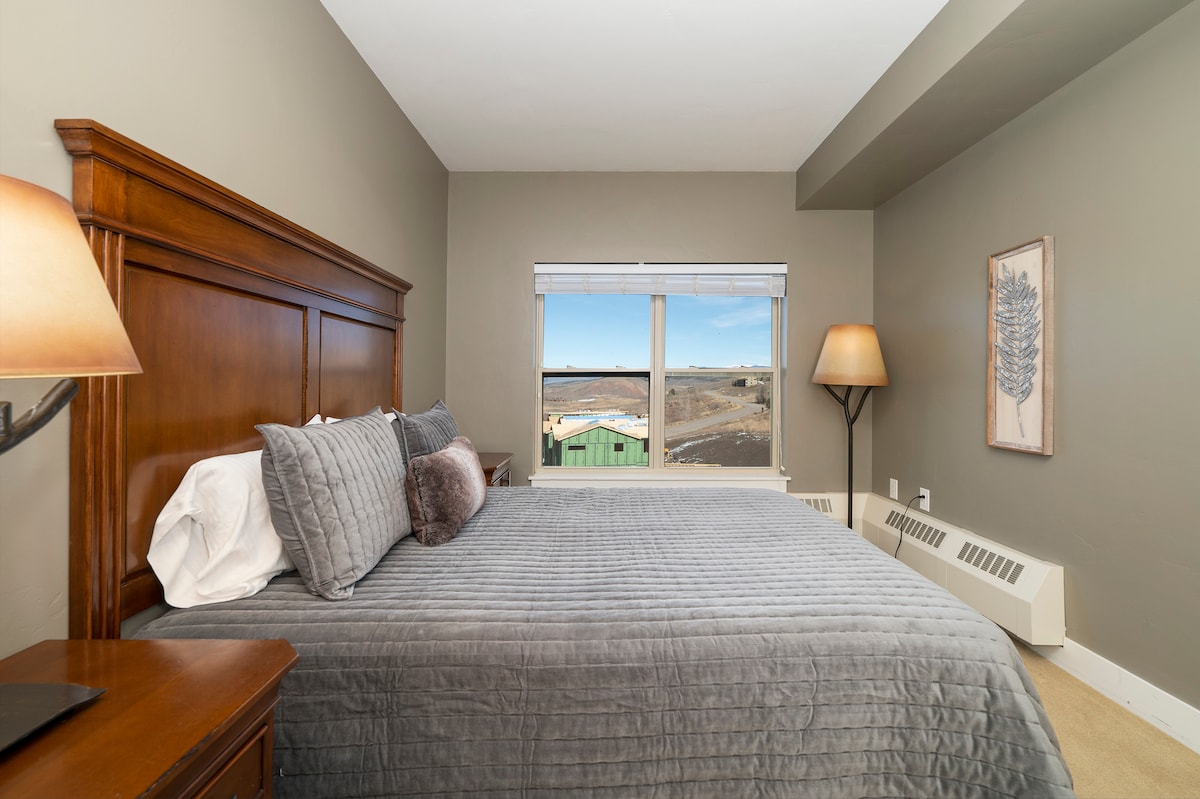 Спалня №2 с двойно легло и прозорци с изглед