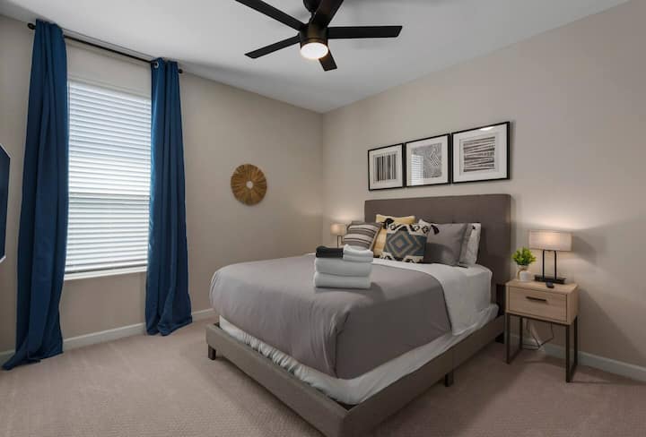 第二间卧室配备一张标准双人床和智能电视。 