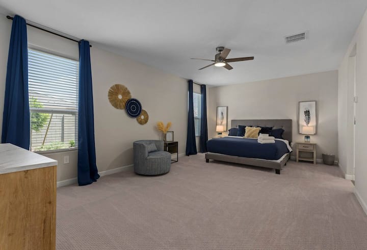 主卧配有一张加大双人床、智能电视和套内卫生间 