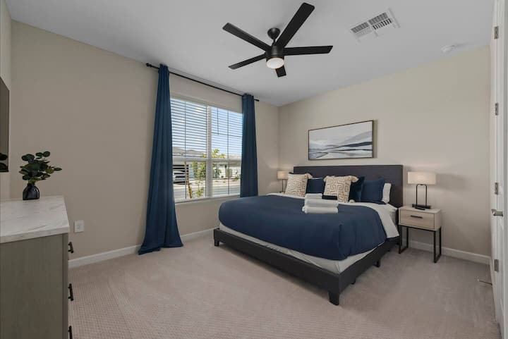 第四间卧室配有一张标准双人床、独立智能电视和套内卫生间