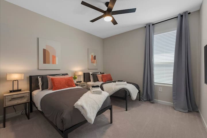 第三间卧室配备两张单人床和智能电视。 