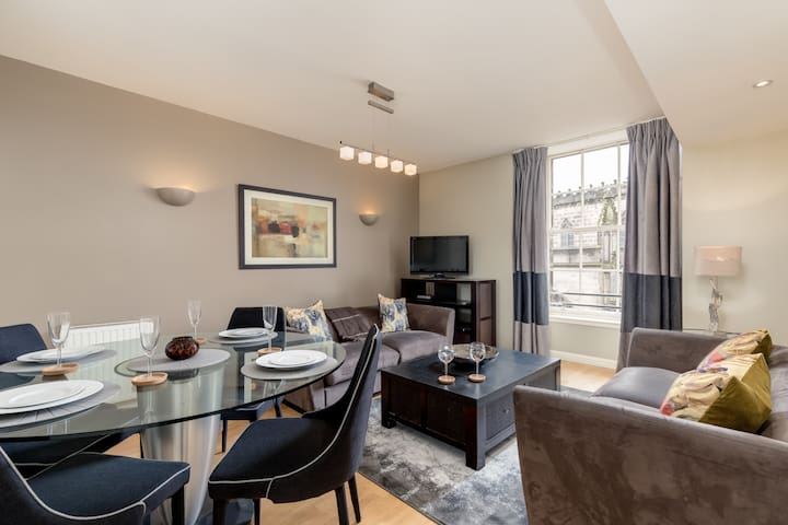 Splendid Apartment by Edinburgh Castle