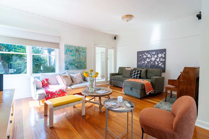 Dnevni boravak okrenut prema sjeveru s udobnim kaučem na razvlačenje i sjedalima