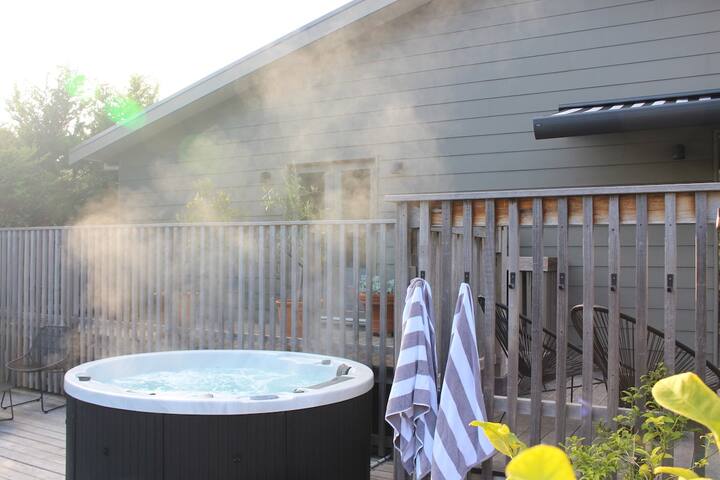 *Westhaven Walk to Beach,Shop, Pool, Spa,Open Fire gallery image 2