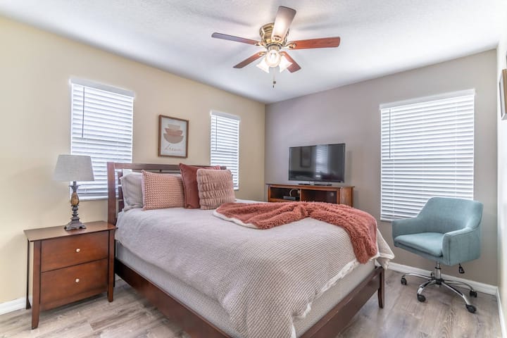 Chumba cha kulala cha malkia cha ghorofani w/Flat Screen TV