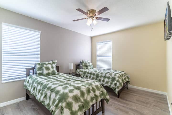 Ghorofa ya Twin Bedroom w/Flat Screen TV na Vitanda Viwili Mapacha