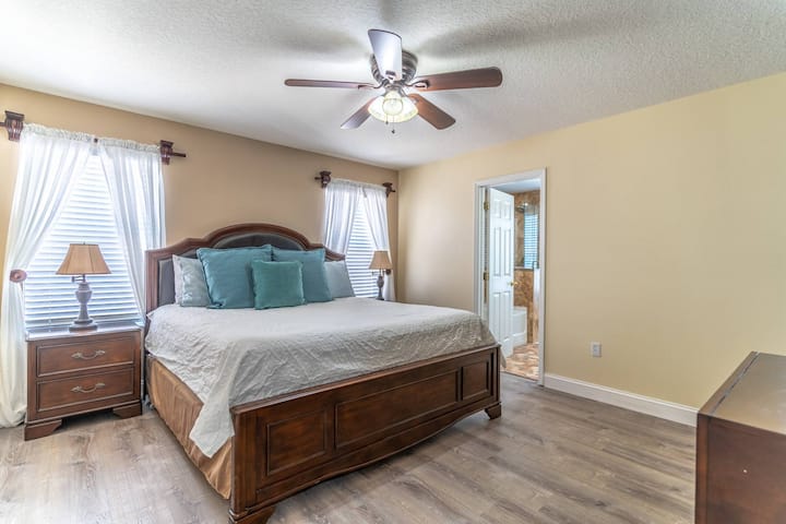 Beautiful Upstairs King Master Bedroom w/En-Suite Bathroom, Flat Screen TV and Walk In Closet