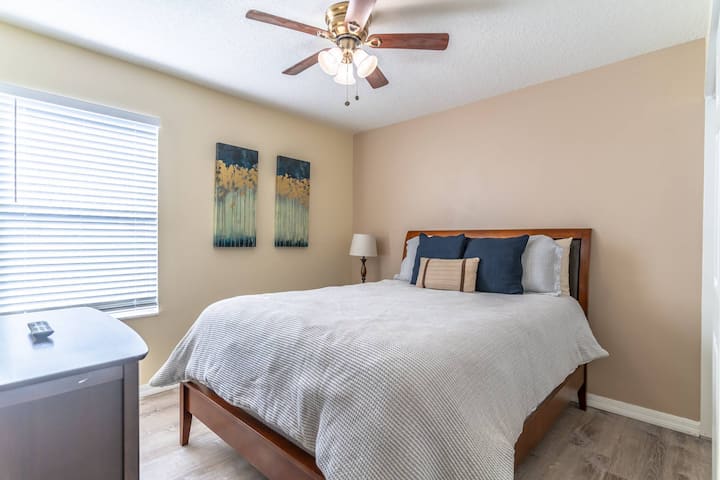 Chumba cha kulala cha malkia cha ghorofani w/Flat Screen TV