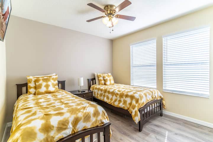 Pili Ghorofa ya Juu Chumba cha kulala w/Flat Screen TV na Vitanda Viwili Viwili