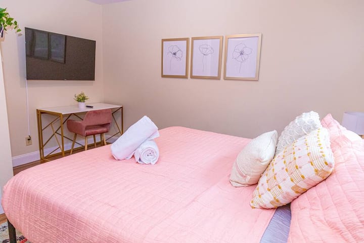 Rest comfortably in the elegant king bed, complete with soft linens and stylish decor. A cozy and inviting space for a peaceful night’s sleep.