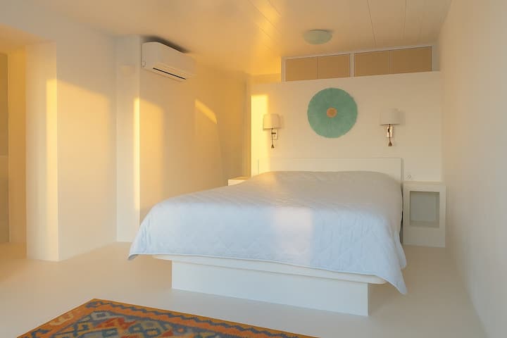 Dhomë gjumi e rehatshme me krevat dopio – Një pushim i rehatshëm për një gjumë të qetë.