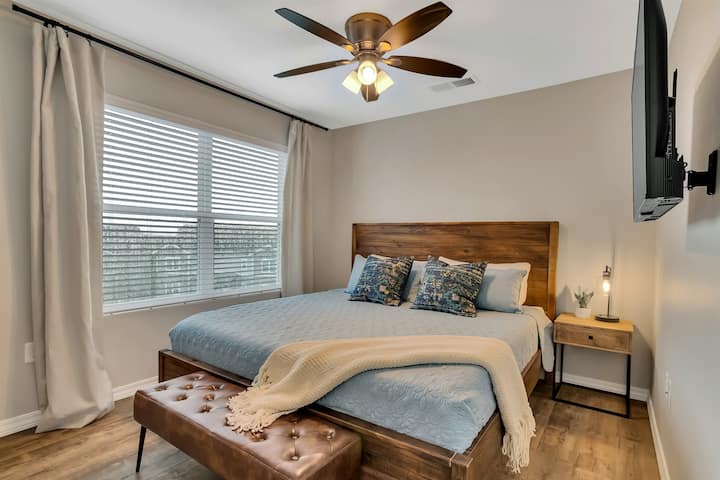 Chumba cha kulala #4- Kitanda cha kifalme juu na kimeunganishwa kwenye roshani na bafu kamili nje. Chumba kizuri kwa mtu ambaye anataka sehemu yake mwenyewe. (Chumba cha kulala tu kwenye ngazi hii)