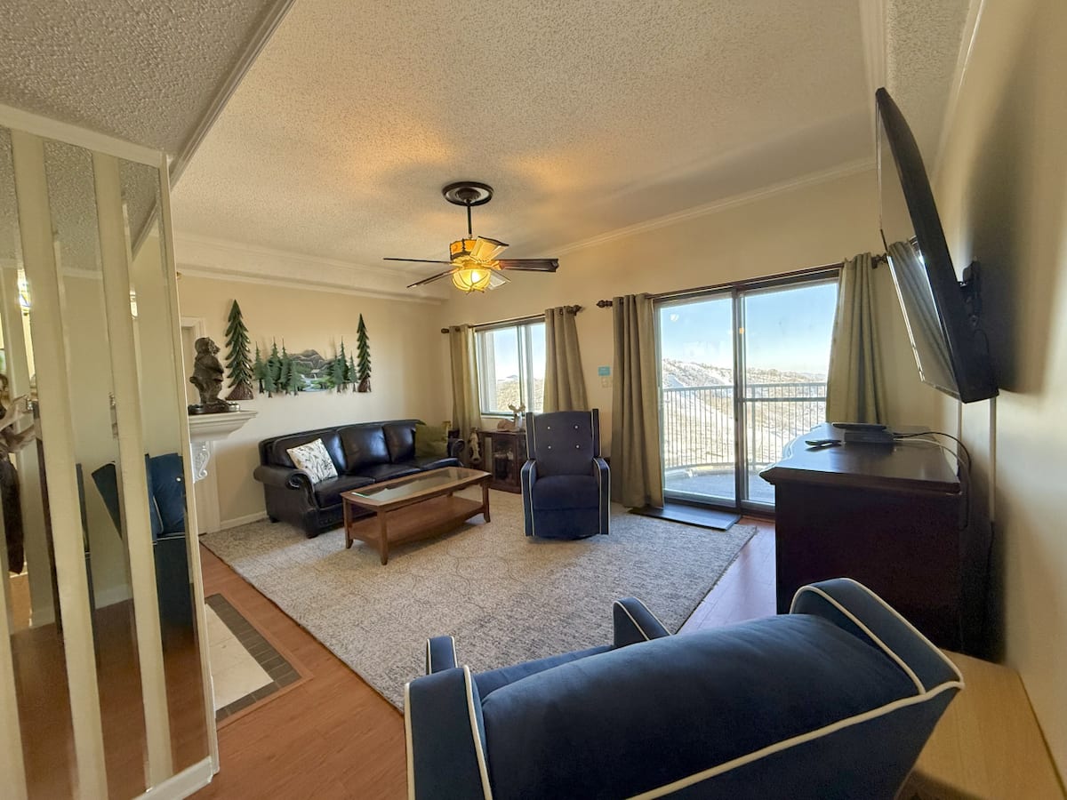 Sugartop 2017 cabin-themed living room