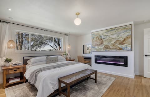 Modern Zen Haven: Spa Baths & Views · Hayward <1mi