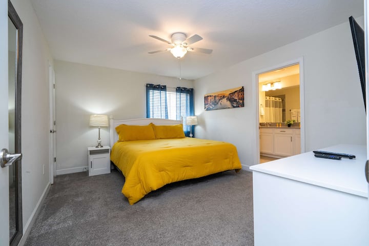 Ova ugodna spavaća soba s mekanim bračnim krevetom, svježim modernim uređenjem i privatnom kupaonicom pružit će vam udobnost i opuštenost.