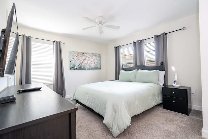 Odmorite se u umirujućoj spavaćoj sobi s luksuznim bračnim krevetom, mekanim pastelnim ukrasima i sunčevom svjetlošću – vaša oaza za odmor i opuštanje!