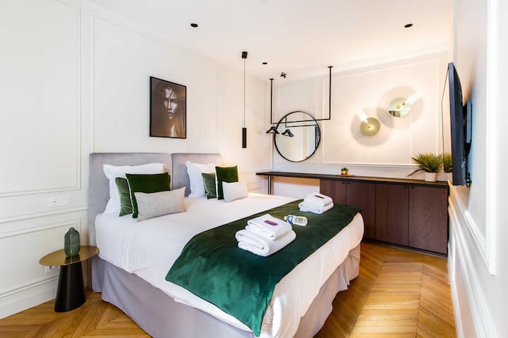 Dhomë e qetë dhe e rehatshme, e dekoruar me shije për një pushim të qetë.