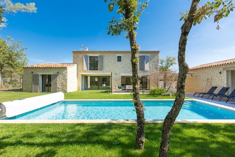 Stone villa with heated pool in Gordes
