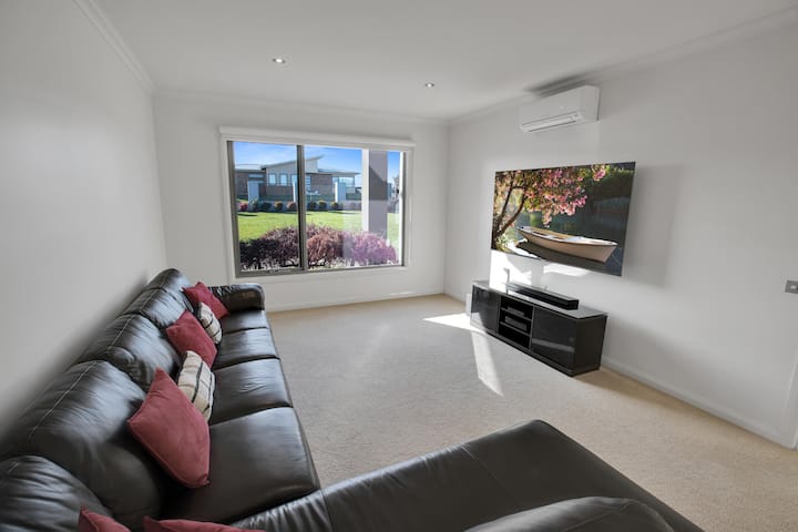 Riverside Haven - 5br Waterfront Haven W/ Deck - Bairnsdale