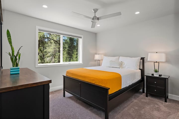 Спална соба 2 на главниот кат, 1 брачен кревет (широк 150 – 179 см), спијат 2 лица