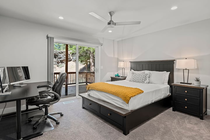 Спална соба 1 на главниот кат, 1 брачен кревет (широк 150 – 179 см), спијат 2 лица