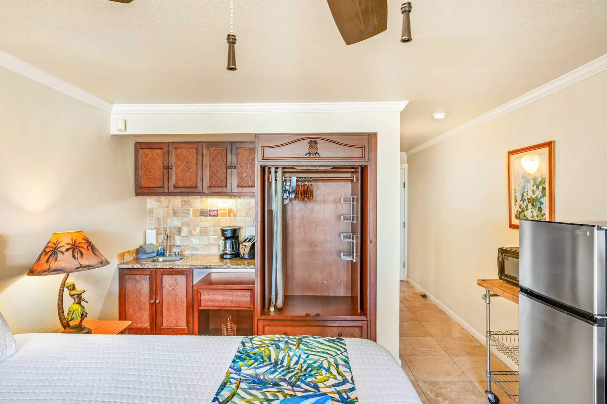 Gorgeous Ocean View Studio | Steps Away From Beach - Photo 13
