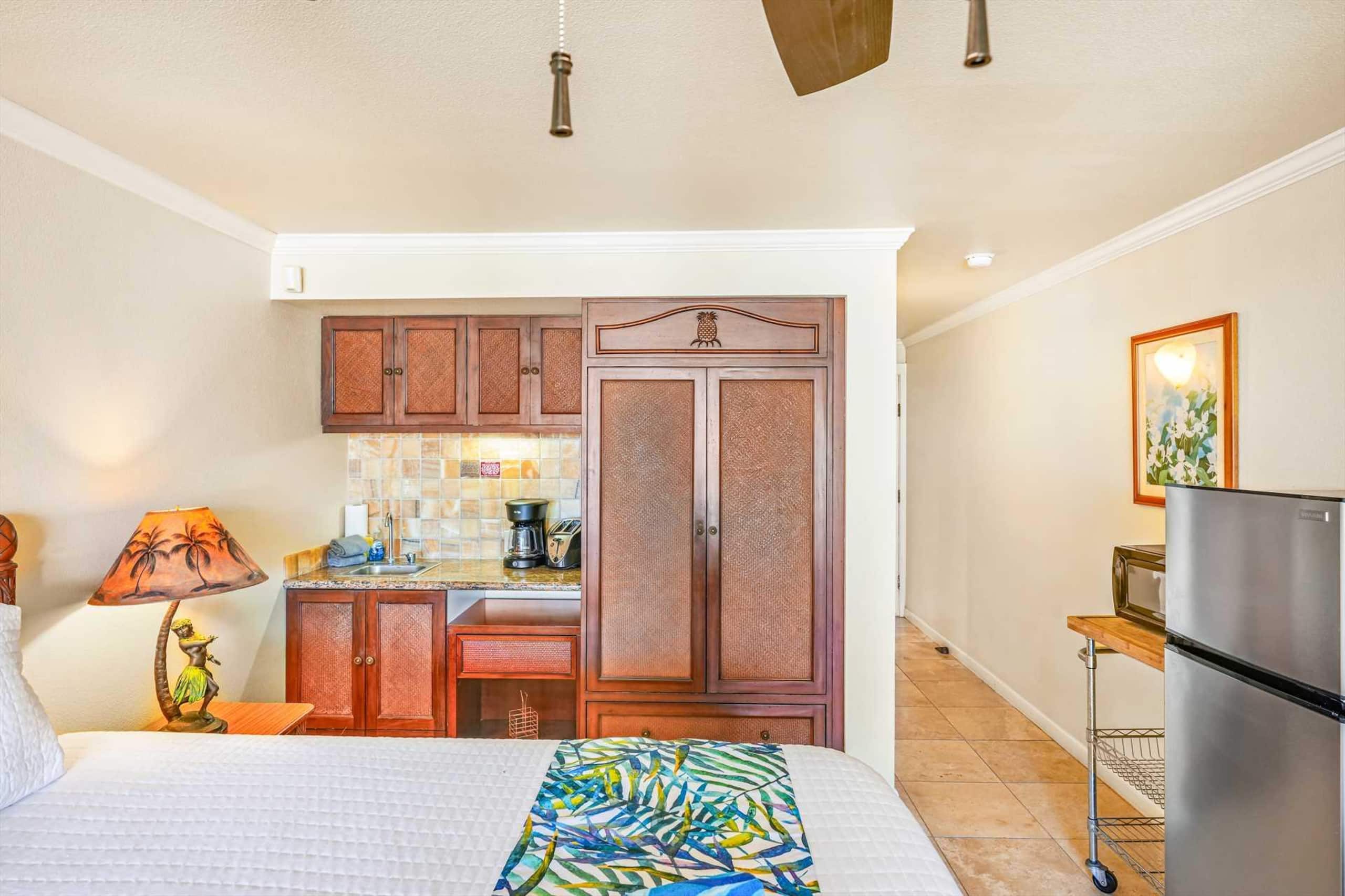 Gorgeous Ocean View Studio | Steps Away From Beach - Photo 12
