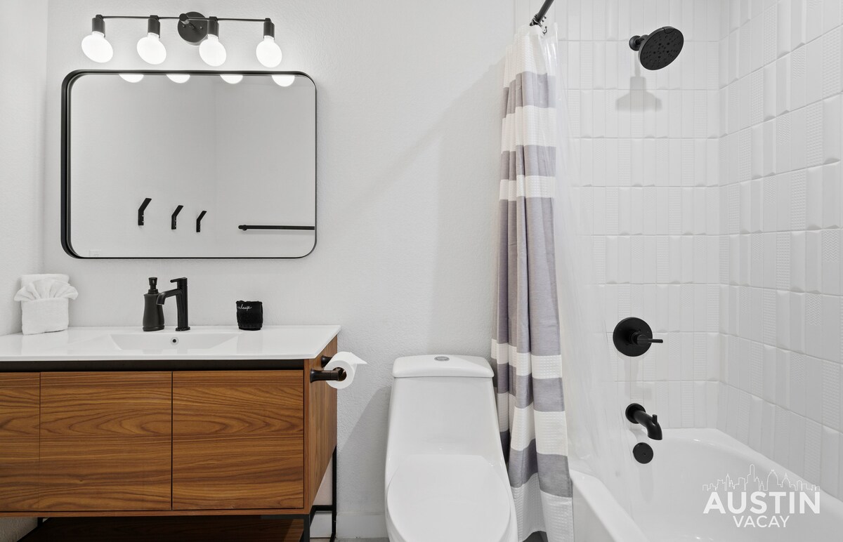 Insta-Ready Apartment in Barton Hills w/ King Bed