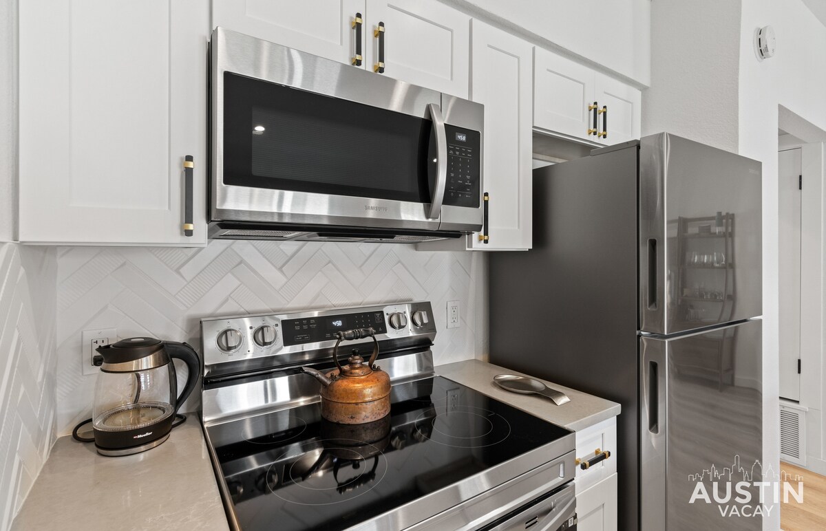 Insta-Ready Apartment in Barton Hills w/ King Bed
