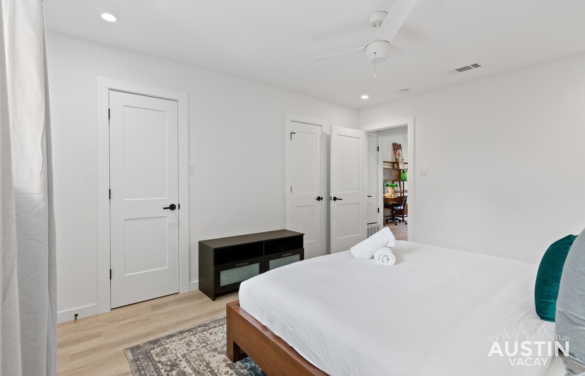 Insta-Ready Apartment in Barton Hills w/ King Bed