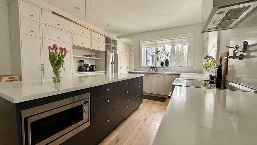 Cozy 2+1BD Leslieville home w parking & backyard