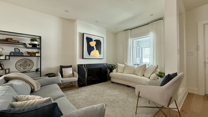 Cozy 2+1BD Leslieville home w parking & backyard gallery image 3