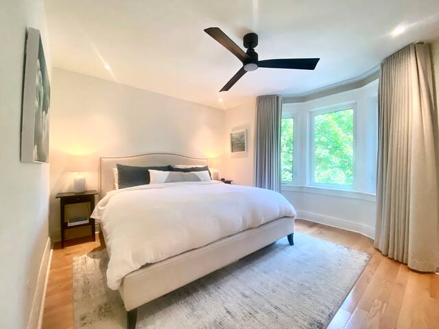 Cozy 2+1BD Leslieville home w parking & backyard gallery image 5