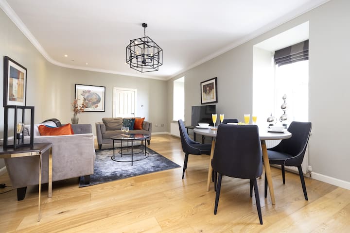 Unique Apartment by Edinburgh Castle