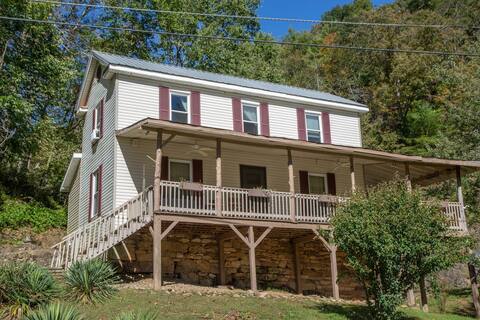 Riverfront/Historic & Charming /Wrap Around Porch