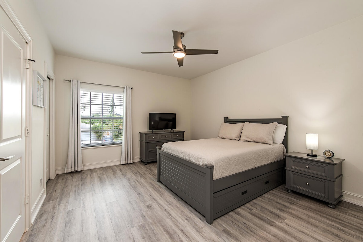 Otro espacioso dormitorio que ofrece privacidad y comodidad para parejas adicionales o invitados que viajan juntos